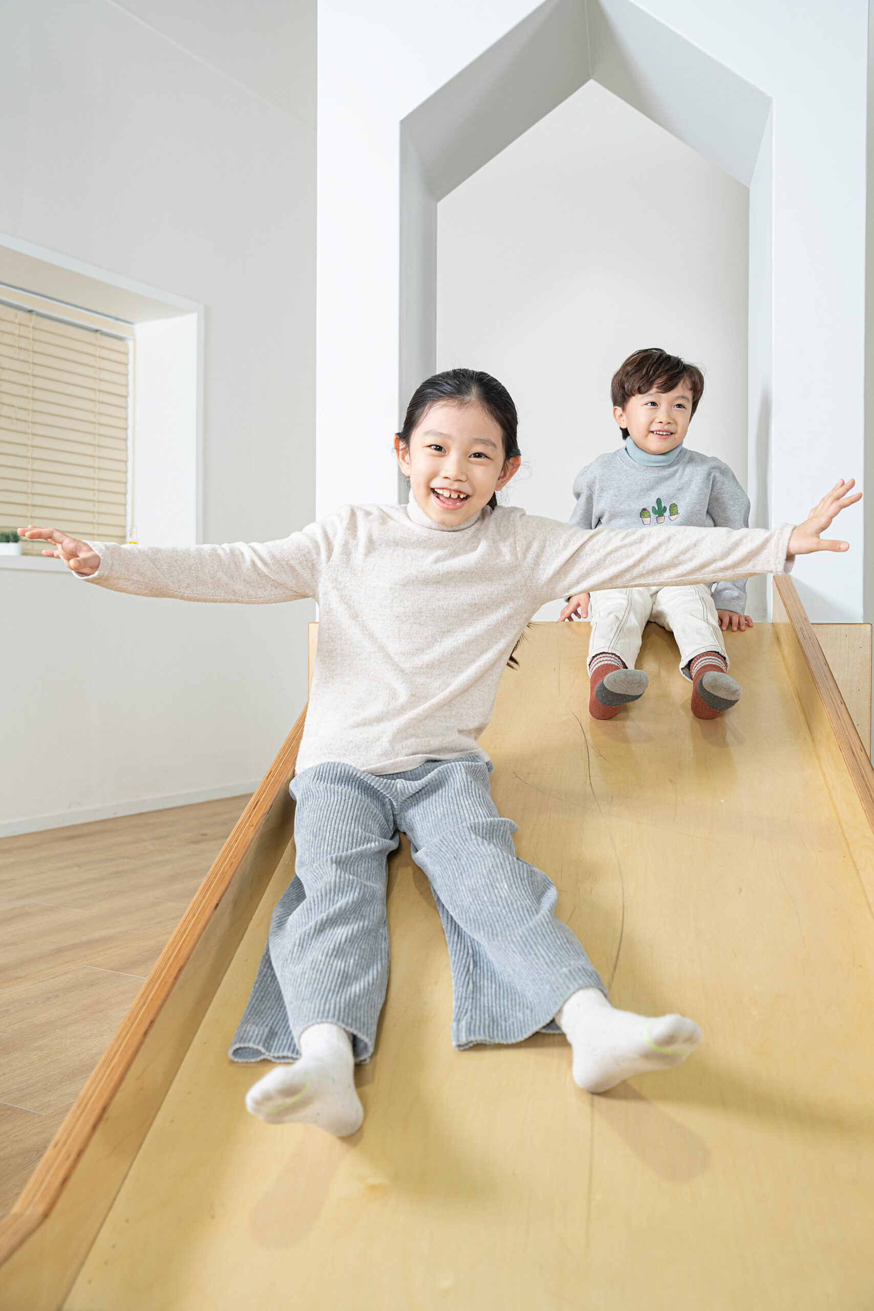 孩子在治療所的溜滑梯上開心玩耍