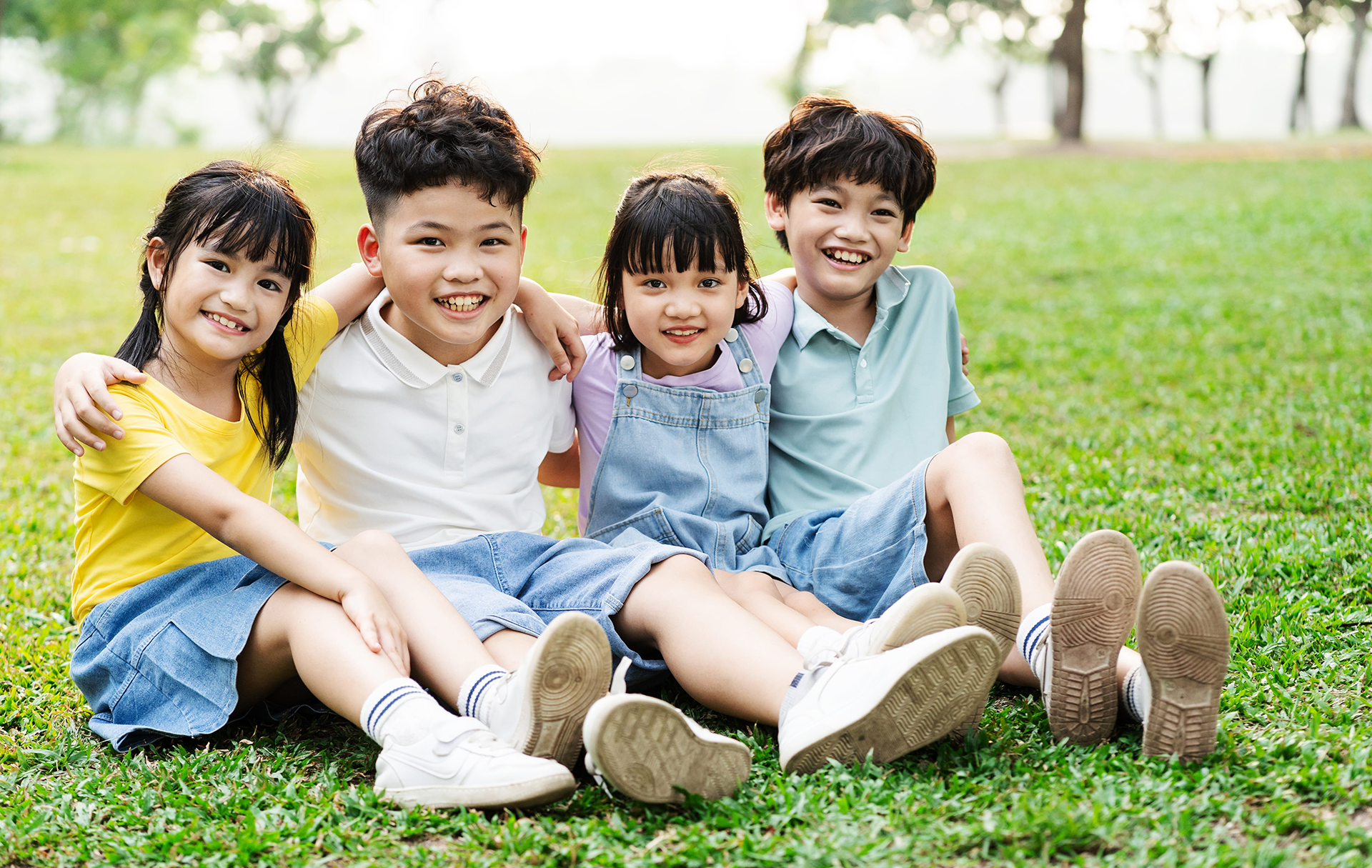 孩子們在草地上開心互動